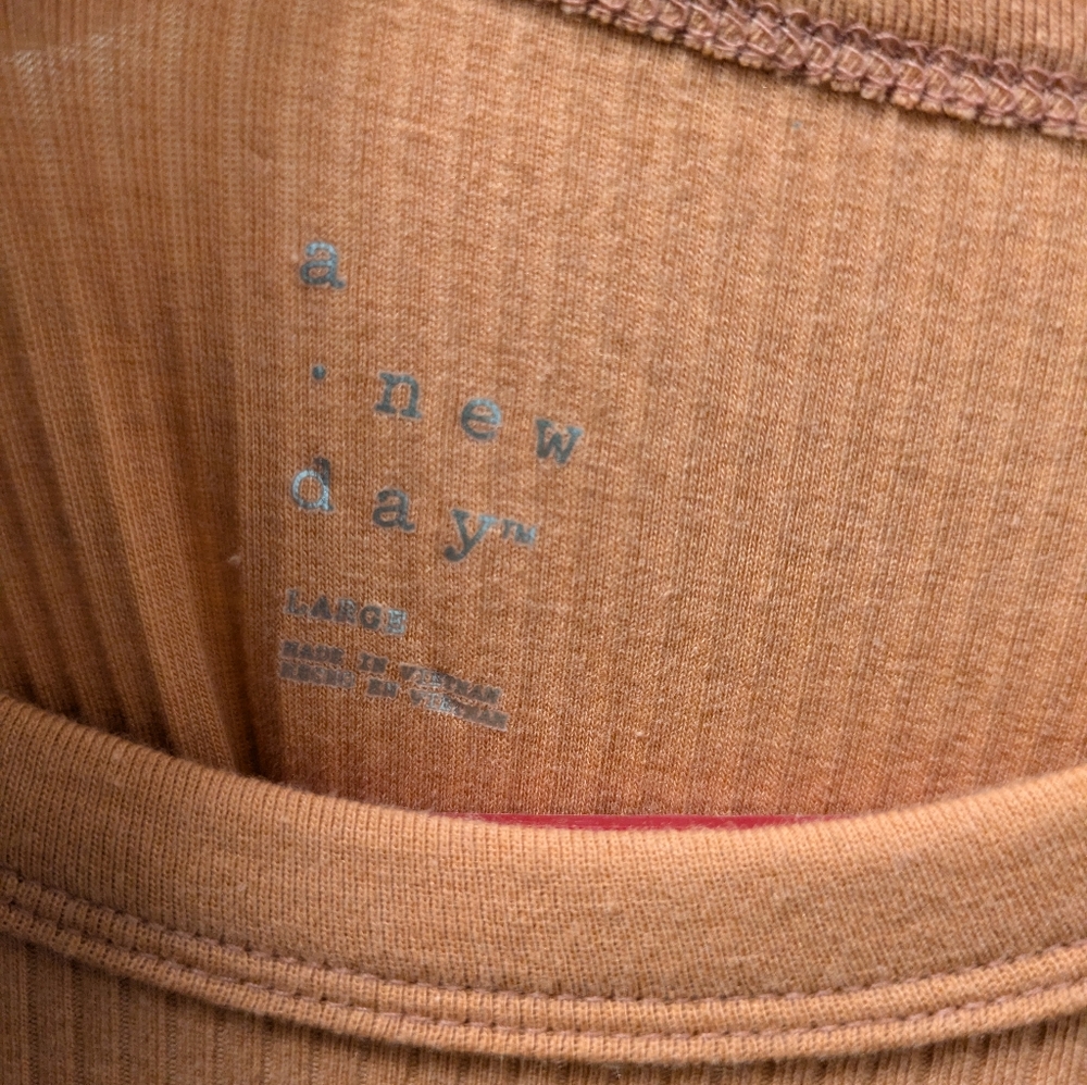 Orange cream basic top - Picture 3 of 3